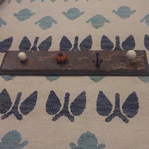 Necklace hanger or 4-hook hanging piece